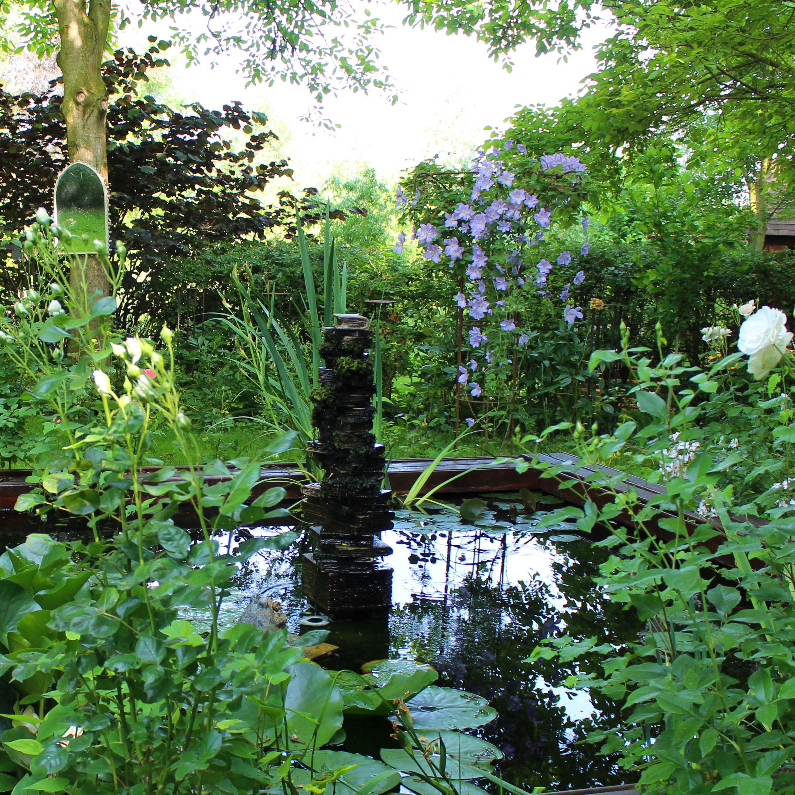 Artists/Images/guy deltour_image_petite tour de livres_in square pond.jpg